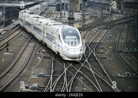 Un train CRH qui circule sur le chemin de fer à grande vitesse Harbin-Qiqihar quitte la gare de Harbin dans le nord de la Chine Heilongjiang, 22 juillet, 2016.la Chine entend construire 30 000 km de voies ferrées d'ici la fin de 2020, prolongeant la longueur totale de ses chemins de fer à 150 000 km, Un responsable du ministère des Transports a déclaré jeudi.environ 11 000 km de ces chemins de fer seront destinés aux trains à grande vitesse, pour un total d'environ 30 000 km de train à grande vitesse, a déclaré Zhang Dawei, directeur adjoint du département de planification du ministère, lors d'une conférence de presse à Pékin jeudi. (Photo de Tao Zhang/NurPhoto) *** Veuillez utiliser le crédit f Banque D'Images