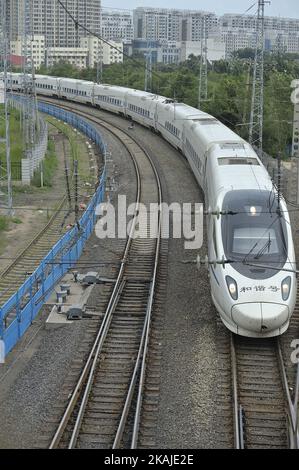 Un train CRH qui circule sur le chemin de fer à grande vitesse Harbin-Qiqihar quitte la gare de Harbin dans le nord de la Chine Heilongjiang, 22 juillet, 2016.la Chine entend construire 30 000 km de voies ferrées d'ici la fin de 2020, prolongeant la longueur totale de ses chemins de fer à 150 000 km, Un responsable du ministère des Transports a déclaré jeudi.environ 11 000 km de ces chemins de fer seront destinés aux trains à grande vitesse, pour un total d'environ 30 000 km de train à grande vitesse, a déclaré Zhang Dawei, directeur adjoint du département de planification du ministère, lors d'une conférence de presse à Pékin jeudi. (Photo de Tao Zhang/NurPhoto) *** Veuillez utiliser le crédit f Banque D'Images