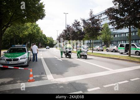 La police près du centre commercial OEZ le lendemain d'une fusillade a laissé neuf victimes mortes sur 23 juillet 2016 à Munich, en Allemagne. Selon la police, un Allemand de 18 ans d'origine iranienne a abattu neuf personnes et en a blessé au moins 16 avant de se tirer lui-même dans un parc voisin. Pendant des heures pendant la frénésie et la chasse à la manne suivante, la ville a été paralysée alors que la police a ordonné aux gens de rester à l'extérieur des rues. Les rapports originaux de trois attaquants au maximum semblent avoir été infondés. Le motif du tireur n'est pas clair jusqu'à présent. (Photo de David Speier/NurPhoto) *** Veuillez utiliser le crédit du champ de crédit *** Banque D'Images