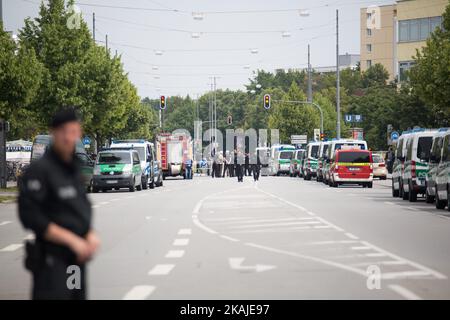 La police près du centre commercial OEZ le lendemain d'une fusillade a laissé neuf victimes mortes sur 23 juillet 2016 à Munich, en Allemagne. Selon la police, un Allemand de 18 ans d'origine iranienne a abattu neuf personnes et en a blessé au moins 16 avant de se tirer lui-même dans un parc voisin. Pendant des heures pendant la frénésie et la chasse à la manne suivante, la ville a été paralysée alors que la police a ordonné aux gens de rester à l'extérieur des rues. Les rapports originaux de trois attaquants au maximum semblent avoir été infondés. Le motif du tireur n'est pas clair jusqu'à présent. (Photo de David Speier/NurPhoto) *** Veuillez utiliser le crédit du champ de crédit *** Banque D'Images