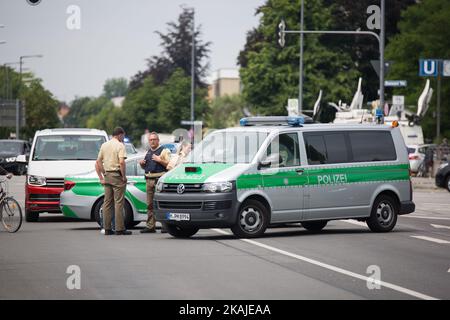 La police près du centre commercial OEZ le lendemain d'une fusillade a laissé neuf victimes mortes sur 23 juillet 2016 à Munich, en Allemagne. Selon la police, un Allemand de 18 ans d'origine iranienne a abattu neuf personnes et en a blessé au moins 16 avant de se tirer lui-même dans un parc voisin. Pendant des heures pendant la frénésie et la chasse à la manne suivante, la ville a été paralysée alors que la police a ordonné aux gens de rester à l'extérieur des rues. Les rapports originaux de trois attaquants au maximum semblent avoir été infondés. Le motif du tireur n'est pas clair jusqu'à présent. (Photo de David Speier/NurPhoto) *** Veuillez utiliser le crédit du champ de crédit *** Banque D'Images