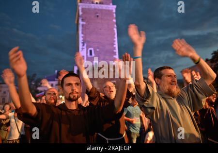 Les moines et les prêtres entourés de pèlerins du monde entier apprécient le concert sur la place principale de Cracovie. Des pèlerins du monde entier à la veille de la Journée mondiale de la Jeunesse 2016 prennent part à des concerts et événements dans le cadre du Festival Mercy dans le centre-ville de Cracovie. Les JMJ sont aussi l'occasion pour toutes les sœurs religieuses, frères et prêtres du monde entier de se rencontrer avec le Pape François. Le dimanche 24 juillet 2016, à Cracovie, en Pologne. Photo par Artur Widak *** Veuillez utiliser le crédit du champ de crédit *** Banque D'Images