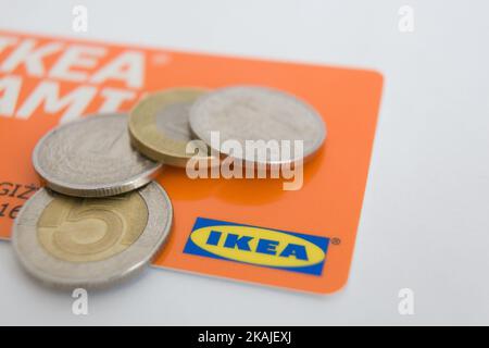 Bydgoszcz, Pologne - 31 juillet 2016. Une carte de fidélité Ikea est visible avec les pièces de monnaie zloty d'Euro et de Polonais. (Photo de Jaap Arriens/NurPhoto) *** Veuillez utiliser le crédit du champ de crédit *** Banque D'Images