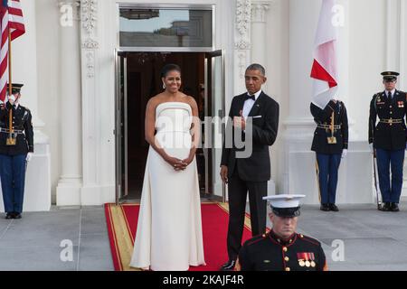 Washington, D.C. — le mardi, 2 août, sur le portique nord de la Maison Blanche, le président Barack Obama, donne le signe de l'approbation pour son épouse, la première dame Michelle Obama, le regard de la soirée, une robe de couleur ivoire conçue par Brandon Maxwell, Alors qu'ils attendent l'arrivée du Premier ministre de Singapour, Lee Hsien Loong., et de sa femme, Mme Lee Hsien Loong, en l'honneur de leur visite d'État à la Maison Blanche. (Photo de Cheriss May/NurPhoto) *** Veuillez utiliser le crédit du champ de crédit *** Banque D'Images