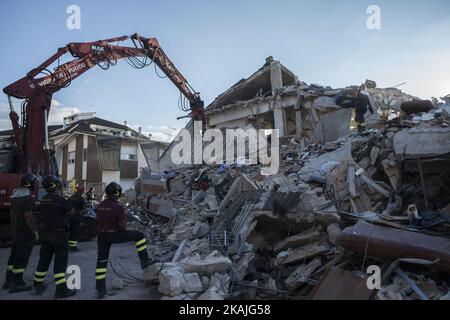 L'équipe des sauveteurs recherche des survivants dans des bâtiments endommagés après un fort tremblement de terre a frappé Amatrice sur 24 août 2016. Un puissant tremblement de terre d'avant l'aube a dévasté les villages de montagne du centre de l'Italie sur 24 août 2016, laissant au moins 240 personnes mortes, des dizaines de blessés ou piégés sous les décombres et des milliers temporairement sans abri. Des dizaines de bâtiments ont été réduits à des piles poussiéreuses de maçonnerie dans des communautés proches de l'épicentre du séisme d'avant l'aube, qui avait une magnitude comprise entre 6,0 et 6,2, selon les moniteurs. (Photo de Roberto Silvino/NurPhoto) *** Veuillez utiliser le crédit du champ de crédit *** Banque D'Images