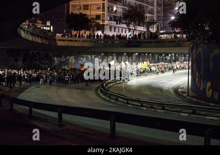 Une manifestation massive contre la présidence de Michel Temer est organisée à Sao Paulo, au Brésil, le 4 septembre 2016. Selon les organisateurs, plus de 100,000 personnes ont assisté à la manifestation qui exige que Temer - qui a obtenu la présidence avec la destitution de Dilma Rousseff - quitte son poste en appelant de nouvelles élections directes sur 2 octobre. Michel Temer a été appelé « putschiste » lors du rassemblement qui a commencé sur l'avenue Paulista, dans le centre de Sao Paulo, et qui s'est terminé dans la partie ouest de la ville, lorsque la police, sans raison, a commencé à tirer des bombes, des bombes à gaz lacrymogènes et des balles en caoutchouc contre des manifestants (photo b Banque D'Images