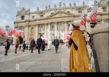 Le pape François marche jusqu'à sa place alors qu'il arrive pour son audience générale hebdomadaire sur la place Saint-Pierre au Vatican sur 7 septembre 2016. (Photo de Silvia Lore/NurPhoto) *** Veuillez utiliser le crédit du champ de crédit *** Banque D'Images