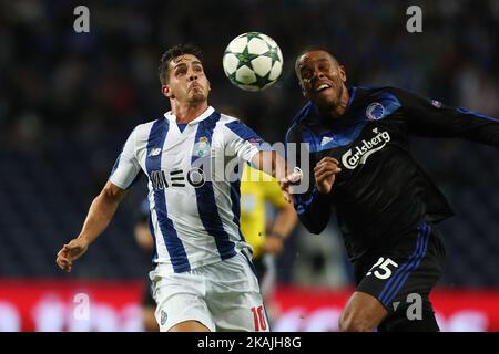 Le défenseur portugais de Porto, Andre Silva (L), rivalise avec le défenseur de Kobenhavn, Mathias Jorgensen (R), lors du groupe G de la Ligue des champions de l'UEFA, match entre le FC Porto et le FC Kobenhavn, au stade Dragao de Porto sur 14 septembre 2016. (Photo de Paulo Oliveira / DPI / NurPhoto) *** Veuillez utiliser le crédit du champ de crédit *** Banque D'Images