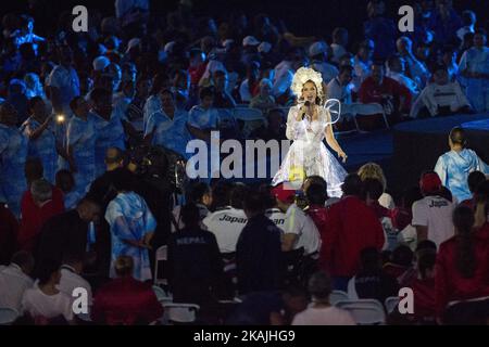 La chanteuse brésilienne Vanessa da Mata se produit lors de la cérémonie de clôture des Jeux paralympiques de Rio de 2016 au stade Maracana de Rio de Janeiro, au Brésil, sur 18 septembre 2016. (Photo de Mauro Ujetto/NurPhoto) *** Veuillez utiliser le crédit du champ de crédit *** Banque D'Images