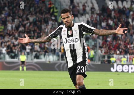 Le défenseur de Juventus Dani Alves (23) célèbre après avoir marquant son but lors du match de football de la série A n.5 JUVENTUS - CAGLIARI le 21/09/2016 au stade de Juventus à Turin, Italie. (Photo de Matteo Bottanelli/NurPhoto) *** Veuillez utiliser le crédit du champ de crédit *** Banque D'Images