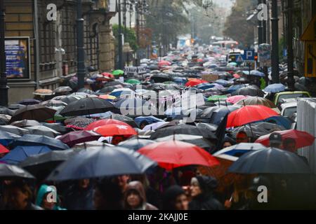 Des manifestants pro-choix dans le centre-ville de Cracovie, alors que des milliers de femmes ont protesté aujourd'hui dans le centre-ville de Cracovie lors d'une « manifestation noire ». La grève nationale des femmes a eu lieu dans tout le pays et c'est la réponse contre le projet de renforcement de la loi sur l'avortement en Pologne. Les femmes polonaises exigent le respect de leur droit au libre choix et de la liberté de décider de leur propre corps et de leur propre vie. Banque D'Images