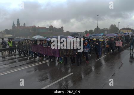 Des manifestants pro-choix sur le pont Debnicki, dans le centre de Cracovie, tandis que des milliers de femmes ont manifesté aujourd'hui dans le centre de Cracovie lors d'une « manifestation noire ». La grève nationale des femmes a eu lieu dans tout le pays et c'est la réponse contre le projet de renforcement de la loi sur l'avortement en Pologne. Les femmes polonaises exigent le respect de leur droit au libre choix et de la liberté de décider de leur propre corps et de leur propre vie. Banque D'Images