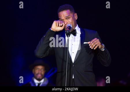 Le chanteur-compositeur Maxwell, Crys, raconte au public comment Harry Belafonte est son héros et l'honneur qu'il a de jouer sur scène pour lui, au festival de musique, d'art et de justice sociale de Harry Belafonte, Un événement de deux jours avec une série d'apparitions et de représentations à la ferme Bouckaert, dans les collines de Chattahoochee, GA, Etats-Unis, sur 2 octobre 2016. (Photo de Cheriss May/NurPhoto) *** Veuillez utiliser le crédit du champ de crédit *** Banque D'Images