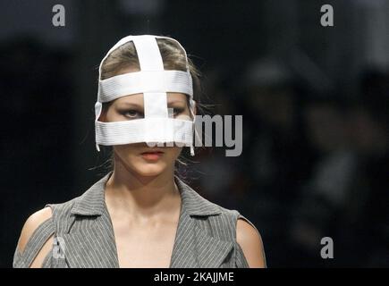 Un modèle présente une création par DIA, lors de la ''semaine de la mode ukrainienne'', à Mystetskyi Arsenal à Kiev, Ukraine, 17 octobre,2016. L'événement présente Printemps/été - 2017 collections par des designers ukrainiens et internationaux du 12 au 18 octobre. (Photo par STR/NurPhoto) *** Veuillez utiliser le crédit du champ de crédit *** Banque D'Images