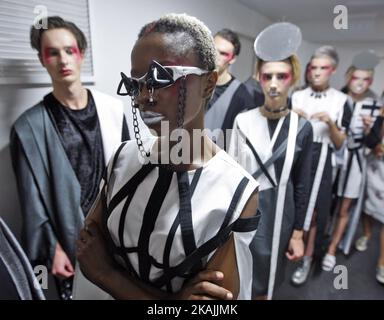 Les modèles attendent en coulisses pendant la ''semaine de la mode ukrainienne'', à Mystetskyi Arsenal à Kiev, Ukraine,17 octobre,2016. L'événement présente Printemps/été - 2017 collections par des designers ukrainiens et internationaux du 12 au 18 octobre. (Photo par STR/NurPhoto) *** Veuillez utiliser le crédit du champ de crédit *** Banque D'Images