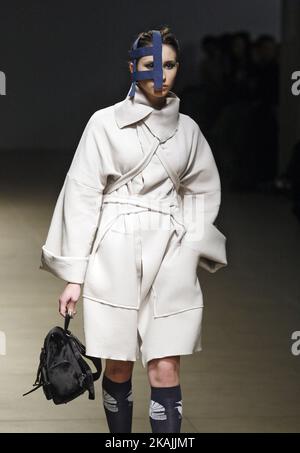 Un modèle présente une création par DIA, lors de la ''semaine de la mode ukrainienne'', à Mystetskyi Arsenal à Kiev, Ukraine, 17 octobre,2016. L'événement présente Printemps/été - 2017 collections par des designers ukrainiens et internationaux du 12 au 18 octobre. (Photo par STR/NurPhoto) *** Veuillez utiliser le crédit du champ de crédit *** Banque D'Images