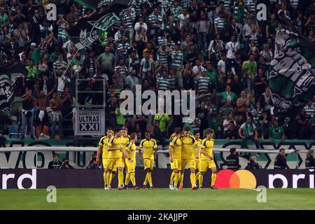 Pierre-Emerick Aubaveyang, l'avant-projet de Dortmund, célèbre avec ses coéquipiers après avoir obtenu son score lors du match de football du Groupe F de la Ligue des champions de l'UEFA Sporting CP vs Borussia Dortmund au stade Alvalade de Lisbonne, Portugal sur 18 octobre 2016. Photo: Pedro Fiuza ( photo de Pedro Fiúza/NurPhoto) *** Veuillez utiliser le crédit du champ de crédit *** Banque D'Images