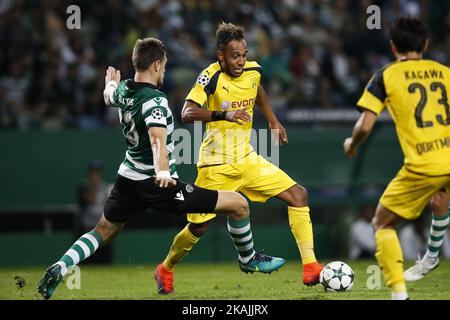 Le défenseur sportif Sebastian Coates (L) est en train de jouer avec l'avant de Dortmund Aubaveyang (R) lors du match de la Ligue des champions 2016/17 entre le sportif CP et le BVB Borrusia Dortmund, à Lisbonne, sur 18 octobre 2016. (Photo de Carlos Palma/NurPhoto) *** Veuillez utiliser le crédit du champ de crédit *** Banque D'Images