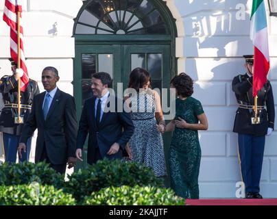 Sur la pelouse sud de la Maison Blanche à Washington, D.C., aux États-Unis, le mardi 18 octobre, 2016., (l-r), le président Barack Obama, le premier ministre Matteo Renzi, la première dame Michelle Obama et Mme Agnese Landini, d'Italie, se rendent sur la pelouse pour accueillir les invités lors de la visite officielle de l'État. Il s'agissait de la dernière visite officielle de l'administration Obama. (Photo de Cheriss May/NurPhoto) *** Veuillez utiliser le crédit du champ de crédit *** Banque D'Images
