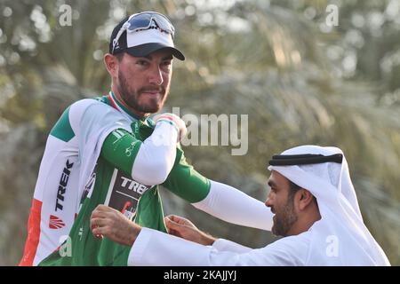 L'équipe italienne Giacomo Nizzolo de Trek - Segafredo remporte l'étape d'ouverture de la deuxième excursion d'Abou Dhabi, alors qu'il a devancé John Degenkolb (Team Giant - Alpecin) et Mark Cavendish (Team dimension Data). Le jeudi 20 octobre 2016, à Madinat Zayed, Abu Dhabi, Émirats Arabes Unis. Photo par Artur Widak *** Veuillez utiliser le crédit du champ de crédit *** Banque D'Images