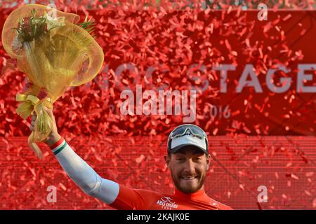 L'équipe italienne Giacomo Nizzolo de Trek - Segafredo remporte l'étape d'ouverture de la deuxième excursion d'Abou Dhabi, alors qu'il a devancé John Degenkolb (Team Giant - Alpecin) et Mark Cavendish (Team dimension Data). Le jeudi 20 octobre 2016, à Madinat Zayed, Abu Dhabi, Émirats Arabes Unis. *** Veuillez utiliser le crédit du champ de crédit *** Banque D'Images