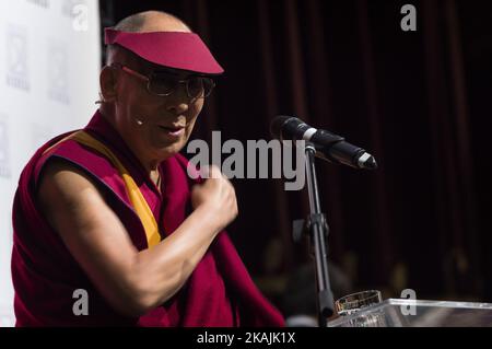Dalaï Lama lors de la cérémonie de citoyenneté honoraire, lors de la réunion organisée par l'Université Bicocca au théâtre Arcimboldi sur 20 octobre 2016 à Milan, en Italie. (Photo de Fabrizio Di Nucci/NurPhoto) *** Veuillez utiliser le crédit du champ de crédit *** Banque D'Images