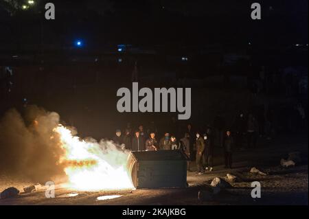 Les migrants brûlent dans la jungle de Calais à Calais, France, le 23 octobre 2016. Selon le gouvernement français, le camp de réfugiés sur la côte jusqu'à la Manche doit être libéré lundi. Les quelque 8 000 000 réfugiés sont distribués dans divers centres d'accueil en France. (Photo de Markus Heine/NurPhoto) *** Veuillez utiliser le crédit du champ de crédit *** Banque D'Images