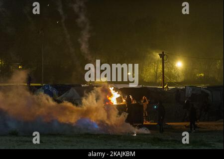 Les migrants brûlent dans la jungle de Calais à Calais, France, les conteneurs de toilettes mobiles le 23 octobre 2016. Selon le gouvernement français, le camp de réfugiés sur la côte jusqu'à la Manche doit être libéré lundi. Les quelque 8 000 000 réfugiés sont distribués dans divers centres d'accueil en France. (Photo de Markus Heine/NurPhoto) *** Veuillez utiliser le crédit du champ de crédit *** Banque D'Images