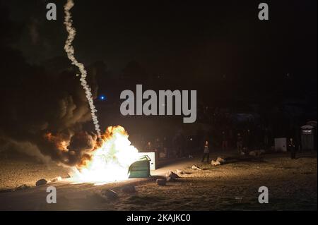 Les migrants brûlent dans la jungle de Calais à Calais, France, le 23 octobre 2016. Selon le gouvernement français, le camp de réfugiés sur la côte jusqu'à la Manche doit être libéré lundi. Les quelque 8 000 000 réfugiés sont distribués dans divers centres d'accueil en France. (Photo de Markus Heine/NurPhoto) *** Veuillez utiliser le crédit du champ de crédit *** Banque D'Images