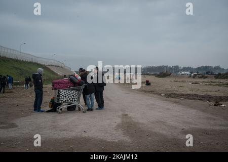 A partir de 4 heures du matin, les premiers migrans arrivent à l'entrée de l'entrepôt. De longues heures d'attente étaient attendues. Calais, France, le 26 octobre 2016. (Photo de Guillaume Pinon/NurPhoto) *** Veuillez utiliser le crédit du champ de crédit *** Banque D'Images