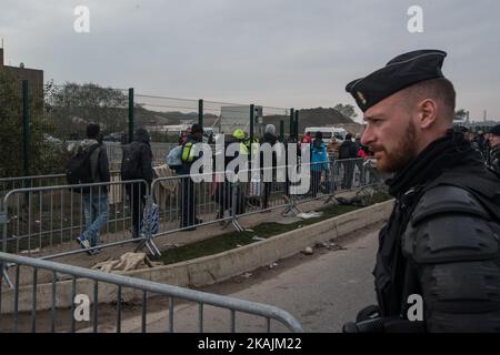 A partir de 4 heures du matin, les premiers migrans arrivent à l'entrée de l'entrepôt. De longues heures d'attente étaient attendues. Calais, France, le 26 octobre 2016. (Photo de Guillaume Pinon/NurPhoto) *** Veuillez utiliser le crédit du champ de crédit *** Banque D'Images