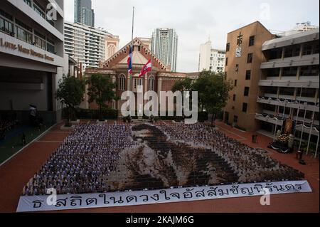 Un portrait en mosaïque du roi thaïlandais Bhumibol Adulyadej est exposé comme les 1 250 étudiants pratiquent des tableaux de retournement, à l'Assomption College à Bangkok, en Thaïlande, sur 28 octobre 2016. . Banque D'Images