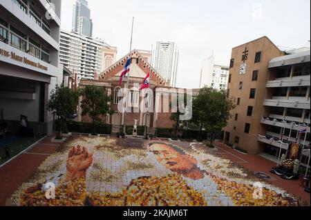 Un portrait en mosaïque du roi thaïlandais Bhumibol Adulyadej est exposé comme les 1 250 étudiants pratiquent des tableaux de retournement, à l'Assomption College à Bangkok, en Thaïlande, sur 28 octobre 2016. . Banque D'Images