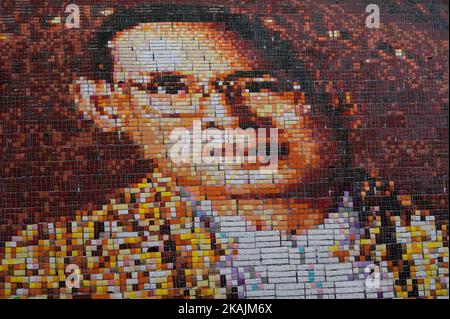 Un portrait en mosaïque du roi thaïlandais Bhumibol Adulyadej est exposé comme les 1 250 étudiants pratiquent des tableaux de retournement, à l'Assomption College à Bangkok, en Thaïlande, sur 28 octobre 2016. . Banque D'Images