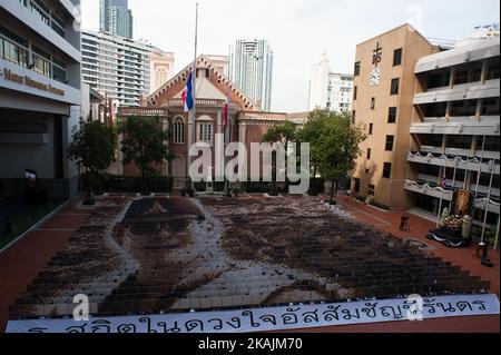 Un portrait en mosaïque du roi thaïlandais Bhumibol Adulyadej est exposé comme les 1 250 étudiants pratiquent des tableaux de retournement, à l'Assomption College à Bangkok, en Thaïlande, sur 28 octobre 2016. . Banque D'Images