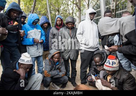 Un petit-déjeuner est offert aux migrants par une organisation locale à côté du quai de la Seine. Paris 15/10/2106 (photo de Guillaume Pinon/NurPhoto) *** Veuillez utiliser le crédit du champ de crédit *** Banque D'Images