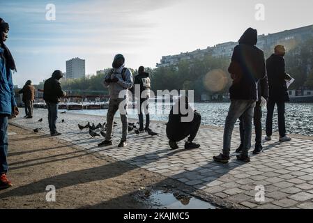 Un petit-déjeuner est offert aux migrants par une organisation locale à côté du quai de la Seine. Paris 15/10/2106 (photo de Guillaume Pinon/NurPhoto) *** Veuillez utiliser le crédit du champ de crédit *** Banque D'Images