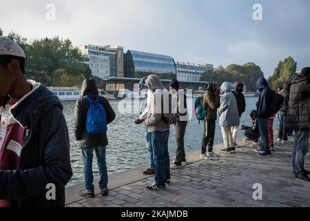 Un petit-déjeuner est offert aux migrants par une organisation locale à côté du quai de la Seine. Paris 15/10/2106 (photo de Guillaume Pinon/NurPhoto) *** Veuillez utiliser le crédit du champ de crédit *** Banque D'Images