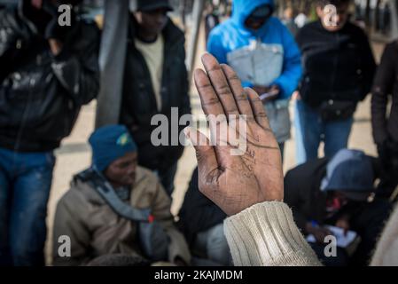 Un petit-déjeuner est offert aux migrants par une organisation locale à côté du quai de la Seine. Paris 15/10/2106 (photo de Guillaume Pinon/NurPhoto) *** Veuillez utiliser le crédit du champ de crédit *** Banque D'Images