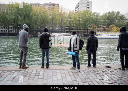 Un petit-déjeuner est offert aux migrants par une organisation locale à côté du quai de la Seine. Paris 15/10/2106 (photo de Guillaume Pinon/NurPhoto) *** Veuillez utiliser le crédit du champ de crédit *** Banque D'Images