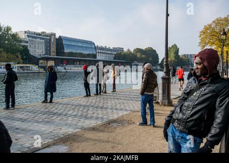Un petit-déjeuner est offert aux migrants par une organisation locale à côté du quai de la Seine. Paris 15/10/2106 (photo de Guillaume Pinon/NurPhoto) *** Veuillez utiliser le crédit du champ de crédit *** Banque D'Images