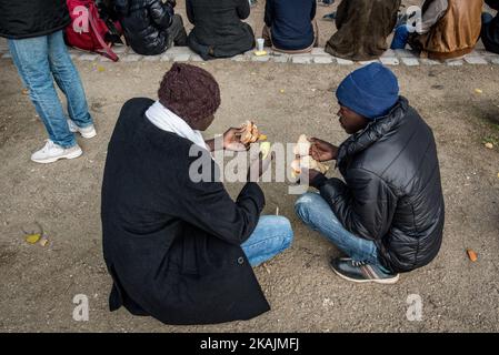 Un petit-déjeuner est offert aux migrants par une organisation locale à côté du quai de la Seine. Paris 15/10/2106 (photo de Guillaume Pinon/NurPhoto) *** Veuillez utiliser le crédit du champ de crédit *** Banque D'Images
