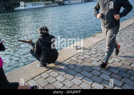 Un petit-déjeuner est offert aux migrants par une organisation locale à côté du quai de la Seine. Paris 15/10/2106 (photo de Guillaume Pinon/NurPhoto) *** Veuillez utiliser le crédit du champ de crédit *** Banque D'Images