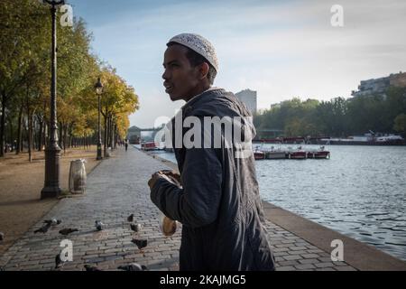 Un petit-déjeuner est offert aux migrants par une organisation locale à côté du quai de la Seine. Paris 15/10/2106 (photo de Guillaume Pinon/NurPhoto) *** Veuillez utiliser le crédit du champ de crédit *** Banque D'Images