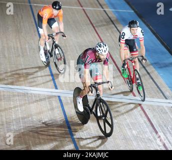 Christian Grasmann (GER) 1st, Andreas Graf (AUT) 2nd et Wim Stroetinga (NED) 3rd concourent au long-lapau cours de la sixième journée de la course cycliste de Londres de six jours au Vélodrome, dans la vallée de Lee, au parc olympique de la Reine Elizabeth, à Londres, sur 30 octobre 2016, à Londres, en Angleterre. (Photo de Kieran Galvin/NurPhoto) *** Veuillez utiliser le crédit du champ de crédit *** Banque D'Images