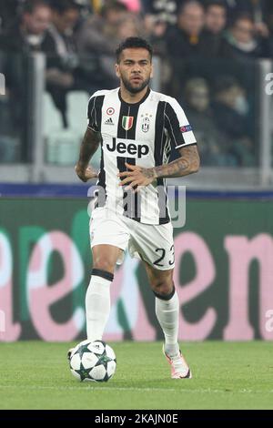 Dani Alves, défenseur de la Juventus (23) en action lors du match de football de groupe de la Ligue des champions de l'UEFA n.4 JUVENTUS - LYON le 02/11/2016 au stade de la Juventus à Turin, Italie. Copyright 2016 Matteo Bottanelli *** Veuillez utiliser le crédit du champ de crédit *** Banque D'Images