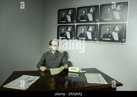 Une figure de cire du général Wojciech Jaruzelski, le dernier commandant en chef de l'Armée populaire polonaise, annonçant à la télévision l'imposition de la loi martiale en Pologne le 13 décembre 1981, vu dans le musée de cire de Polonia, l'une des plus récentes et des plus populaires attractions touristiques du centre-ville de Cracovie. Le dimanche 6 novembre 2016, à Cracovie, en Pologne. Photo par Artur Widak *** Veuillez utiliser le crédit du champ de crédit *** Banque D'Images