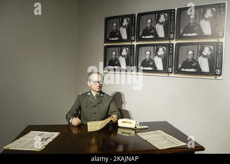 Une figure de cire du général Wojciech Jaruzelski, le dernier commandant en chef de l'Armée populaire polonaise, annonçant à la télévision l'imposition de la loi martiale en Pologne le 13 décembre 1981, vu dans le musée de cire de Polonia, l'une des plus récentes et des plus populaires attractions touristiques du centre-ville de Cracovie. Le dimanche 6 novembre 2016, à Cracovie, en Pologne. Photo par Artur Widak *** Veuillez utiliser le crédit du champ de crédit *** Banque D'Images