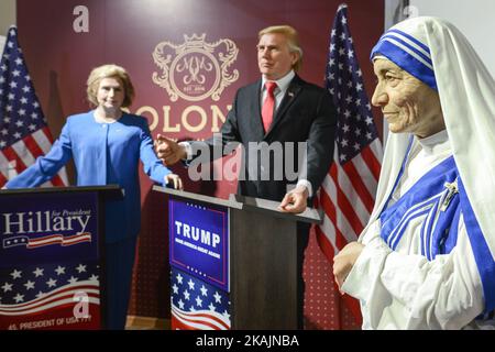 Une figure de cire de mère Theresa de Calcutta photographiée avec les deux nominés pour l'élection présidentielle de 2016 aux États-Unis, alors que le musée de cire de « Polonia » à Cracovie dévoile leurs derniers chiffres : Hillary Clinton, la candidate du Parti démocrate et Donald Trump, la candidate du Parti républicain. Le dimanche 6 novembre 2016, à Cracovie, en Pologne. Photo par Artur Widak *** Veuillez utiliser le crédit du champ de crédit *** Banque D'Images