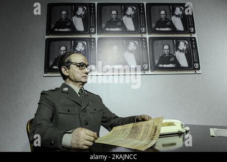 Une figure de cire du général Wojciech Jaruzelski, le dernier commandant en chef de l'Armée populaire polonaise, annonçant à la télévision l'imposition de la loi martiale en Pologne le 13 décembre 1981, vu dans le musée de cire de Polonia, l'une des plus récentes et des plus populaires attractions touristiques du centre-ville de Cracovie. Le dimanche 6 novembre 2016, à Cracovie, en Pologne. Photo par Artur Widak *** Veuillez utiliser le crédit du champ de crédit *** Banque D'Images